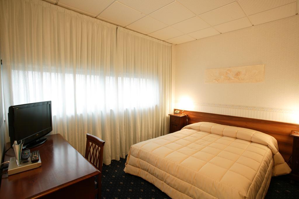 Hotel Alexander تشيزينا المظهر الخارجي الصورة