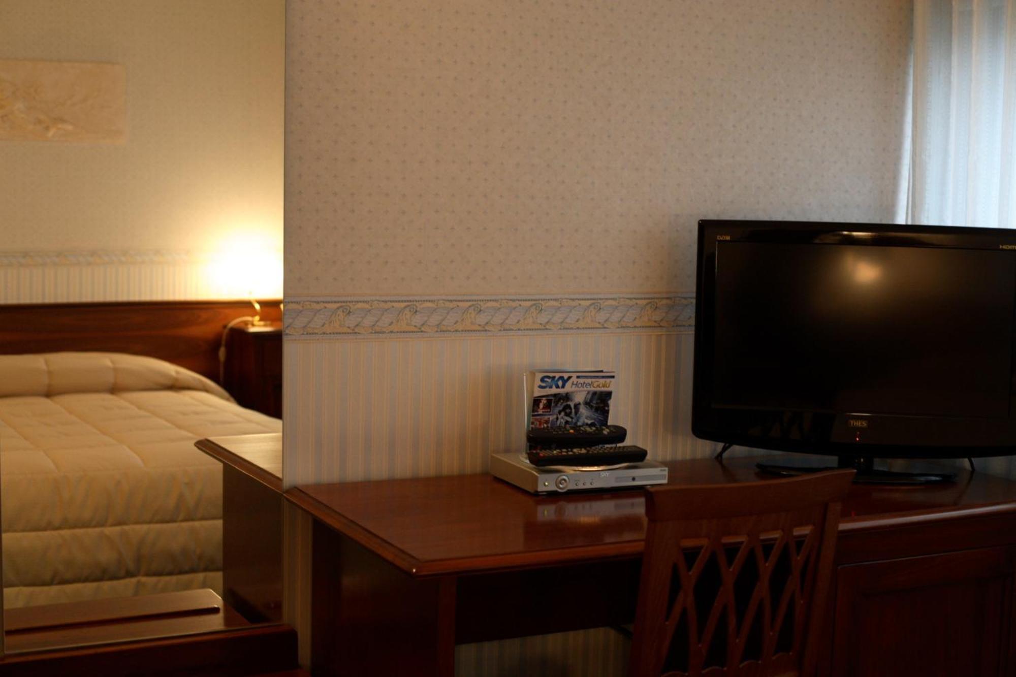 Hotel Alexander تشيزينا المظهر الخارجي الصورة