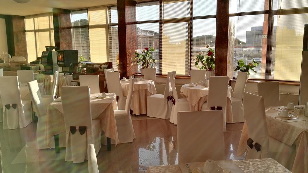 Hotel Alexander تشيزينا المظهر الخارجي الصورة