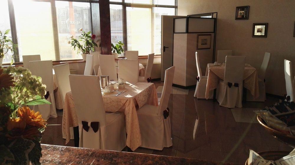 Hotel Alexander تشيزينا المظهر الخارجي الصورة