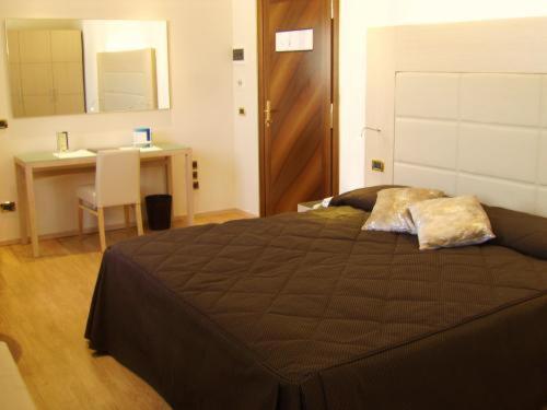 Hotel Alexander تشيزينا المظهر الخارجي الصورة