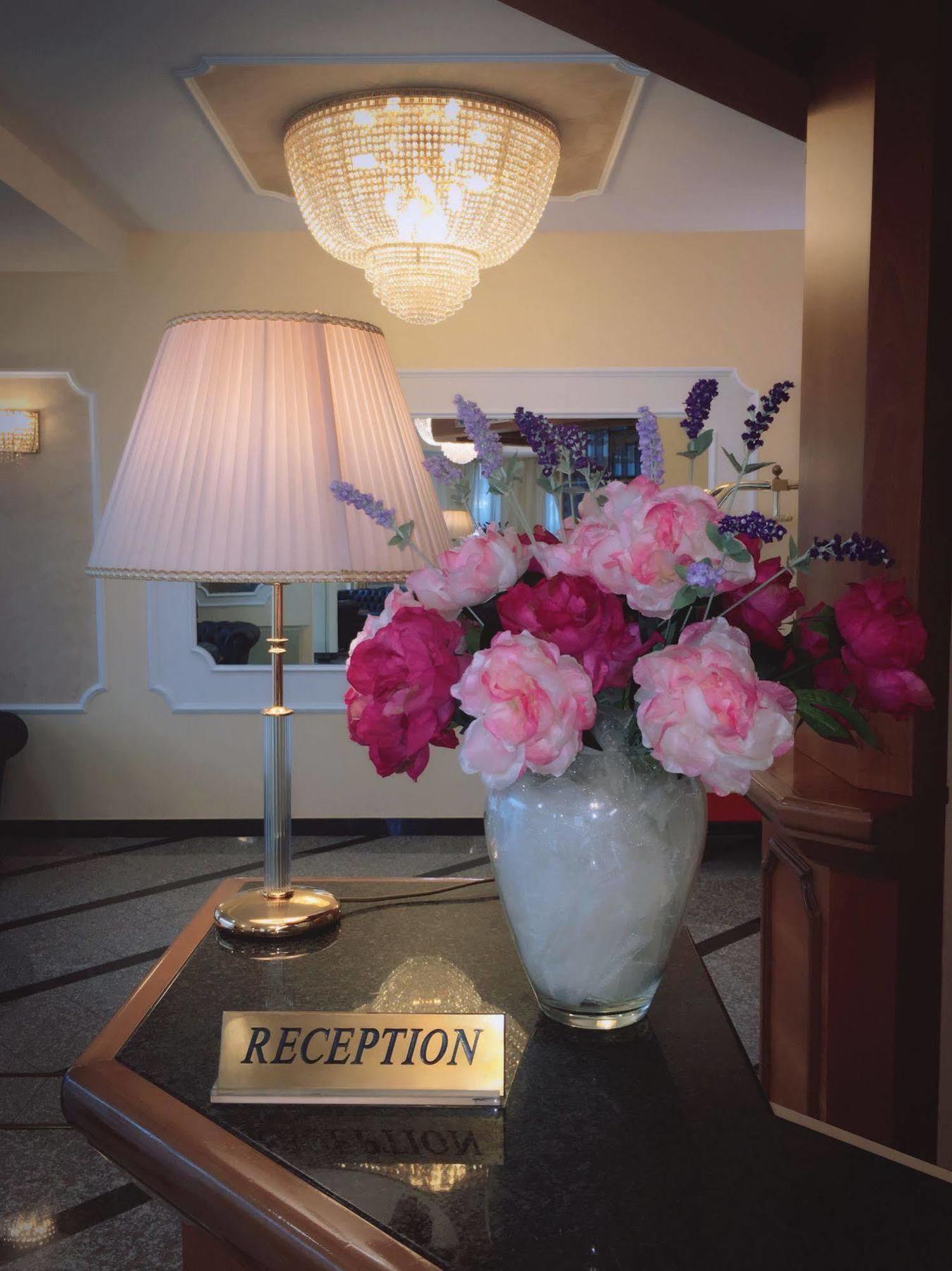 Hotel Alexander تشيزينا المظهر الخارجي الصورة