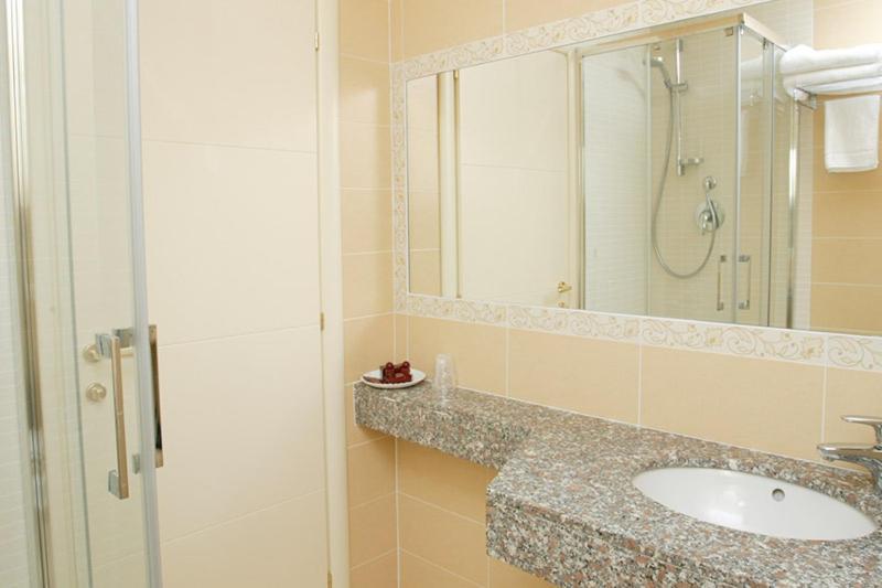 Hotel Alexander تشيزينا المظهر الخارجي الصورة